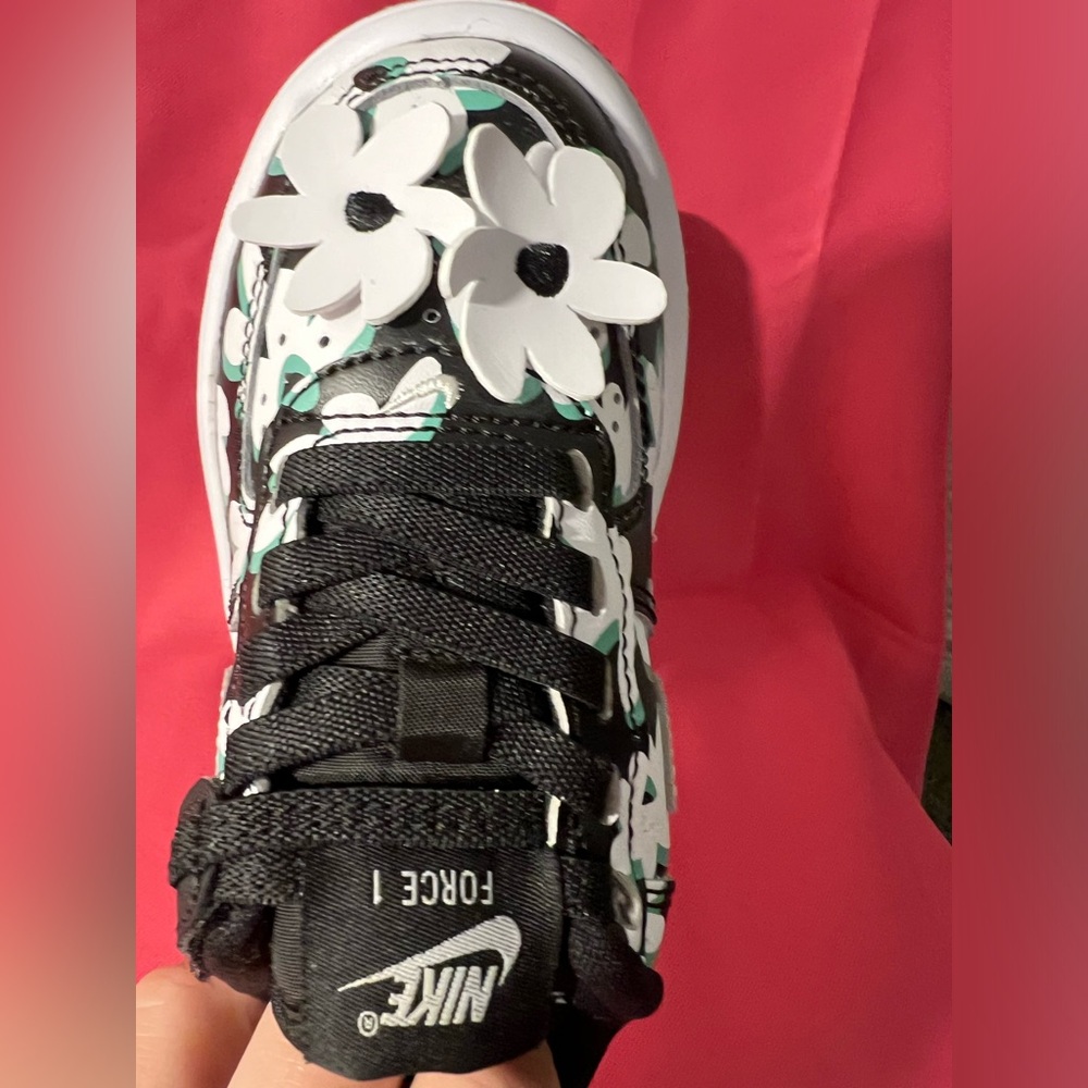 Nike Kids Floral Black and White Shoes - Picture 10 of 15
